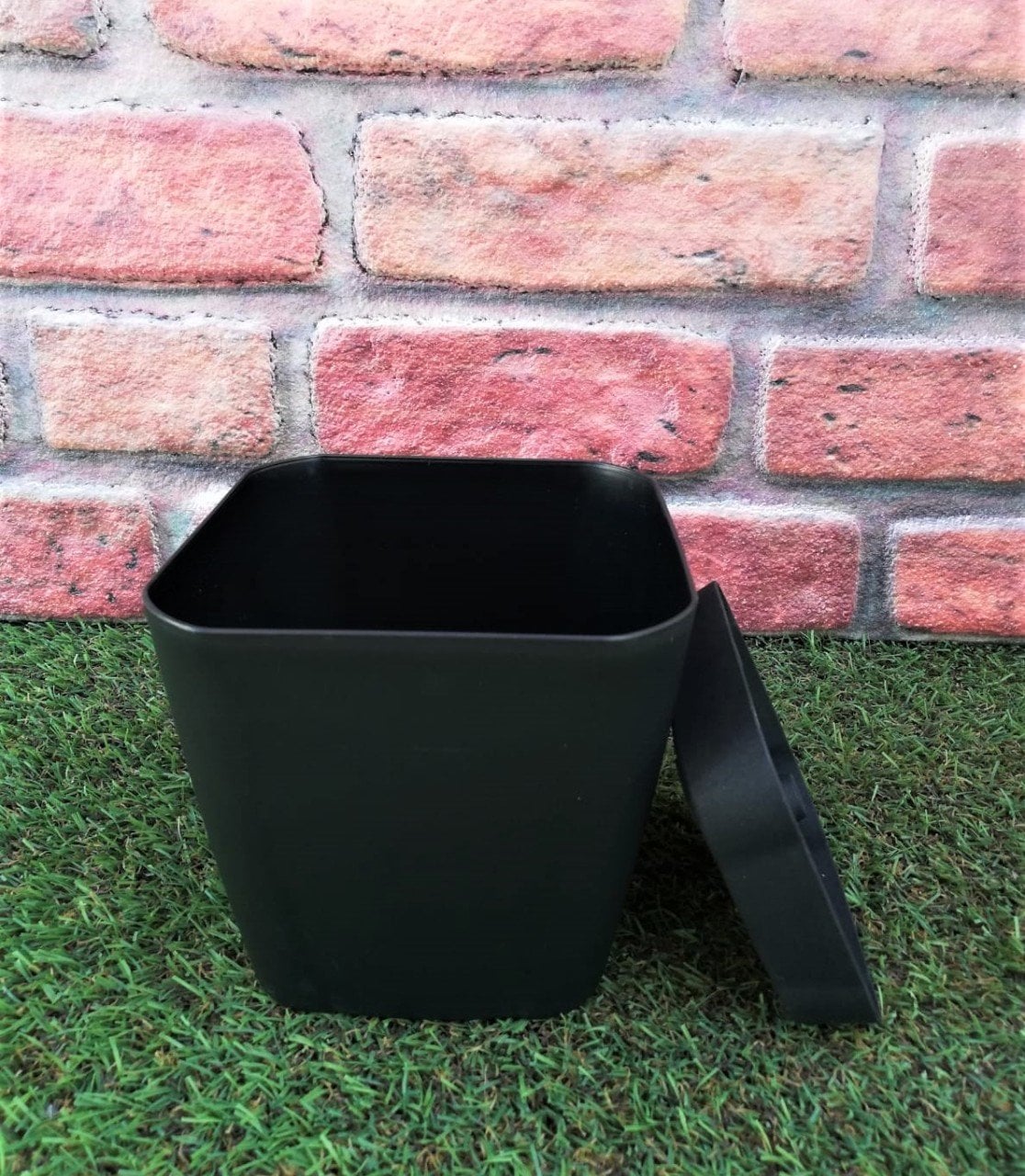 Renkli Saksı 1,8 LT 1 Adet Siyah Renk Safir Model Kare Saksı Tabaklı Saksı